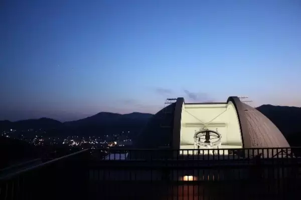 「【京都産業大学神山天文台】企画展関連講演会「写真とカメラの歴史―日本の反射望遠レンズの発祥の地『京都』―」を開催します」の画像