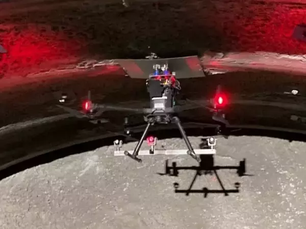鋼材に吸着させたドローンから切羽形状データを取得～汎用ドローンに吸着機構を実装、測定作業を無人化～ ― 大阪工業大学