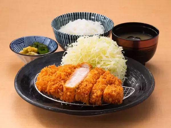 「【とんかつ神楽坂さくら】世界が認めた美味しさ「大麦仕上三元豚」が登場。“大麦”で仕上げ、あっさりとした上質な脂が特長の、厚切りご馳走とんかつ」の画像