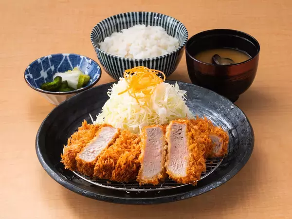 「【とんかつ神楽坂さくら】世界が認めた美味しさ「大麦仕上三元豚」が登場。“大麦”で仕上げ、あっさりとした上質な脂が特長の、厚切りご馳走とんかつ」の画像