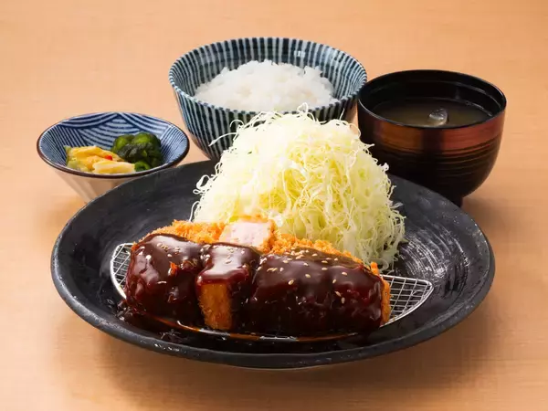 「【とんかつ神楽坂さくら】世界が認めた美味しさ「大麦仕上三元豚」が登場。“大麦”で仕上げ、あっさりとした上質な脂が特長の、厚切りご馳走とんかつ」の画像