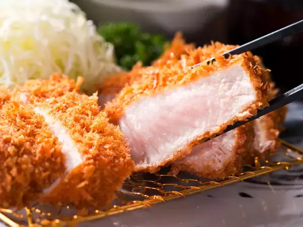 「【とんかつ神楽坂さくら】世界が認めた美味しさ「大麦仕上三元豚」が登場。“大麦”で仕上げ、あっさりとした上質な脂が特長の、厚切りご馳走とんかつ」の画像