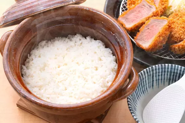 「【とんかつ神楽坂さくら】世界が認めた美味しさ「大麦仕上三元豚」が登場。“大麦”で仕上げ、あっさりとした上質な脂が特長の、厚切りご馳走とんかつ」の画像