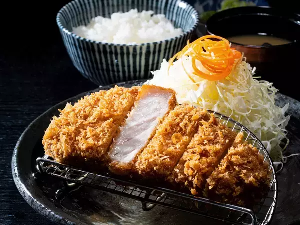 「【とんかつ神楽坂さくら】世界が認めた美味しさ「大麦仕上三元豚」が登場。“大麦”で仕上げ、あっさりとした上質な脂が特長の、厚切りご馳走とんかつ」の画像