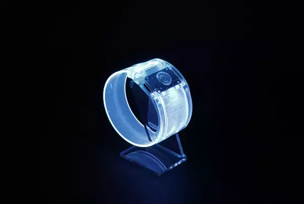 リチウムイオン二次電池「EnerCera」を搭載したLEDバングルを開発