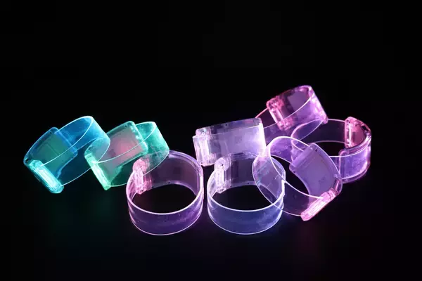 「リチウムイオン二次電池「EnerCera」を搭載したLEDバングルを開発」の画像