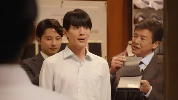 「三浦友和さんと橋本環奈さん出演の「洋服の青山」新CM環奈さんはグレーの既製スーツ、三浦さんはブラウンのオーダースーツで登場」の画像