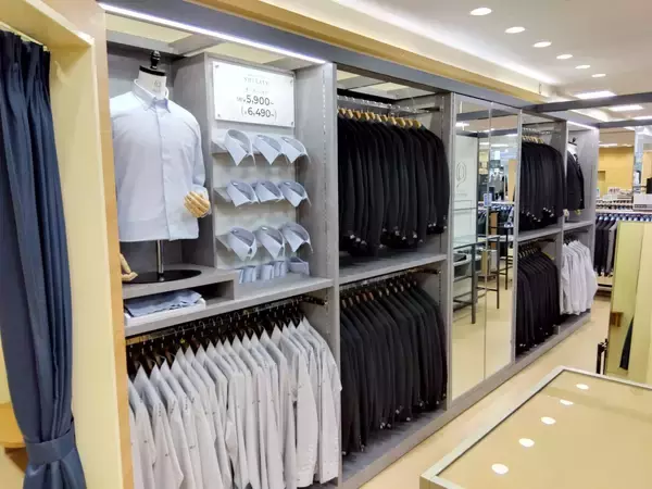 「三浦友和さんと橋本環奈さん出演の「洋服の青山」新CM環奈さんはグレーの既製スーツ、三浦さんはブラウンのオーダースーツで登場」の画像