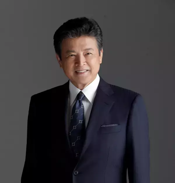 「三浦友和さんと橋本環奈さん出演の「洋服の青山」新CM環奈さんはグレーの既製スーツ、三浦さんはブラウンのオーダースーツで登場」の画像