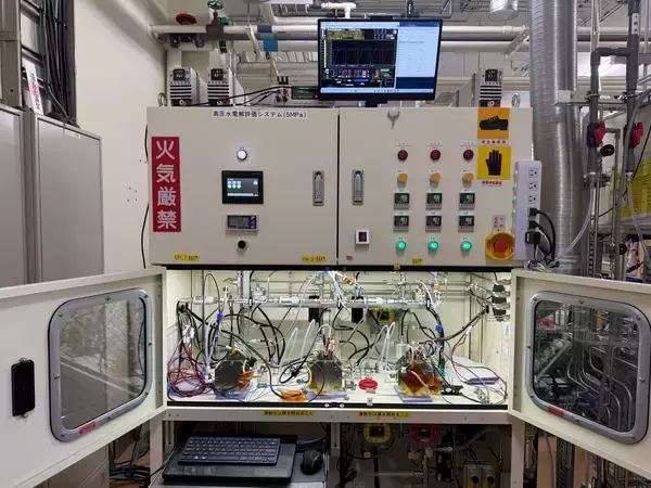 「【東芝】高圧ガス保安法に準拠した高圧水素を製造するPEM水電解評価装置を開発し、従来比1/10の省イリジウム触媒で安定動作を実証」の画像