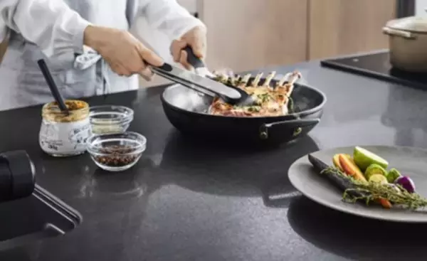 「約8割がキッチンでの作業を「面倒」と回答。毎日1~2時間を費やしているキッチン作業の負担を軽減する方法とは？」の画像