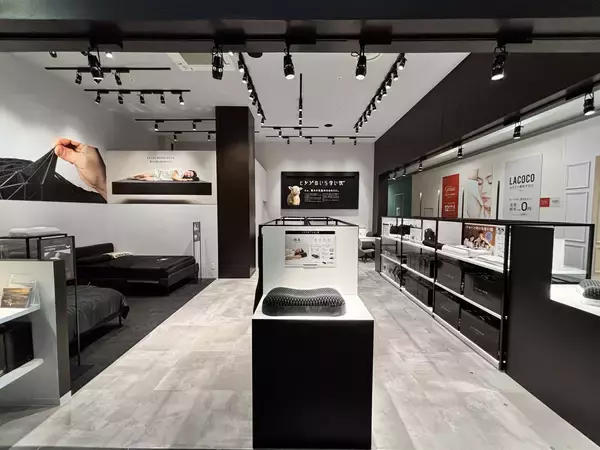 「シリーズ累計販売個数100万個突破の『ヒツジのいらない枕®』九州・福岡県初の直営店舗が誕生！」の画像