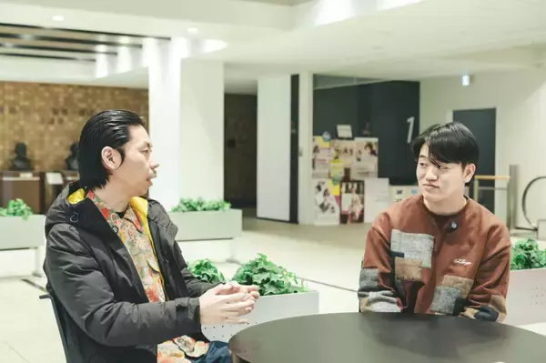 「【拓殖大学】呂布カルマ氏と学生が対談 ― 大学生の心の内側を言語化する特設サイト「コトバで拓け、キミの世界」がオープン」の画像