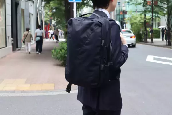 「世界的に有名な老舗ブランドが展開する「サムソナイト・レッド」に完全別注軽量コーデュラナイロンを採用した2WAYバックパックがスーツスクエアから発売」の画像