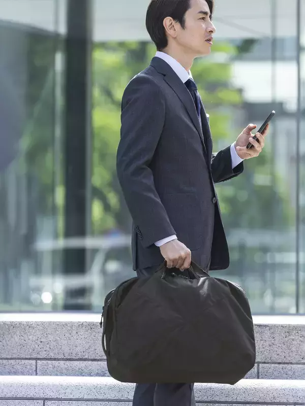 「世界的に有名な老舗ブランドが展開する「サムソナイト・レッド」に完全別注軽量コーデュラナイロンを採用した2WAYバックパックがスーツスクエアから発売」の画像