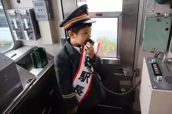 「「京王線・井の頭線沿線風景フォトコンテスト」小学生の部グランプリ受賞の小学１年生が一日駅長を体験しました！」の画像