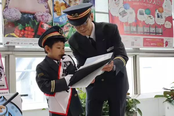 「「京王線・井の頭線沿線風景フォトコンテスト」小学生の部グランプリ受賞の小学１年生が一日駅長を体験しました！」の画像