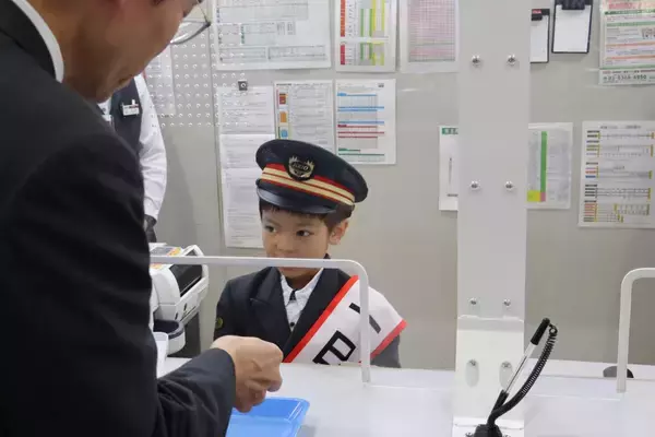 「「京王線・井の頭線沿線風景フォトコンテスト」小学生の部グランプリ受賞の小学１年生が一日駅長を体験しました！」の画像