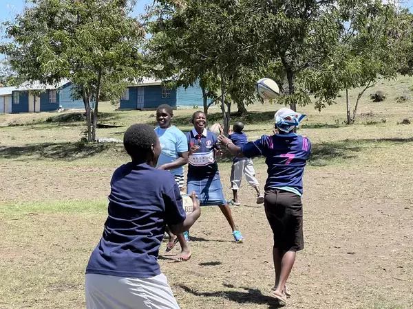 「「Blue Ties」活動、スポーツ用品382点をケニア2村へ」の画像