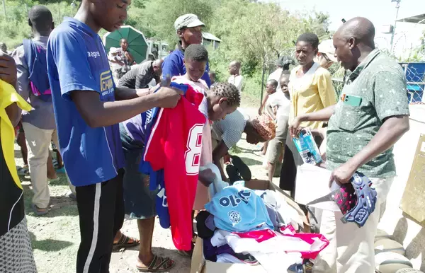 「「Blue Ties」活動、スポーツ用品382点をケニア2村へ」の画像