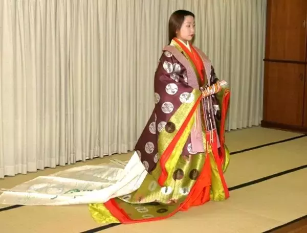 ◆古典で和歌を学ぶ前に、平安時代の貴族の様子を知る◆ 中学生に「十二単と和歌」の授業 【日時】3月12日（木）10：30～12：20　【場所】関西大学第一中学校