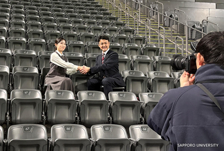 札幌大学卒業生が語る“札大で身につく力” ―　在学生によるトップ経営者へのインタビュー記事を2027年度大学案内の巻頭に掲載