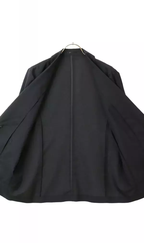 「デスクワークでも通勤時でも夏のビジネスパーソンの悩みを解決するジャケットが誕生シワ知らず、汗知らずの「シアージャケット」発売」の画像