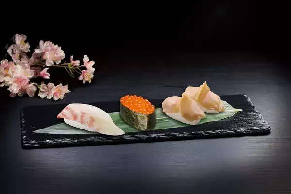 「くら寿司でうららかなひとときを今が旬の春色に染まる桜鯛や、希少なイクラが楽しめる「桜鯛といくら」フェア―4月17日（金）から期間・数量限定で開催―」の画像