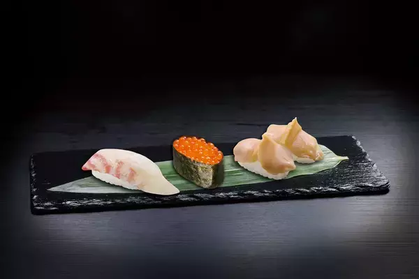 「くら寿司でうららかなひとときを今が旬の春色に染まる桜鯛や、希少なイクラが楽しめる「桜鯛といくら」フェア―4月17日（金）から期間・数量限定で開催―」の画像