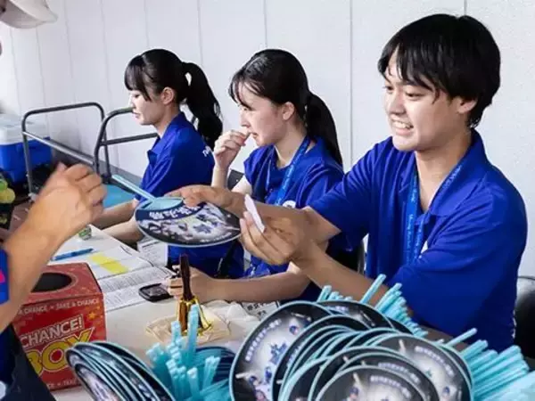 「帝京平成大学が横浜DeNAベイスターズ公式戦で「帝京平成大学デー」を開催 ― 体験型授業の一環、学生が観客サービスやグッズの制作・販売などで試合を盛り上げる」の画像