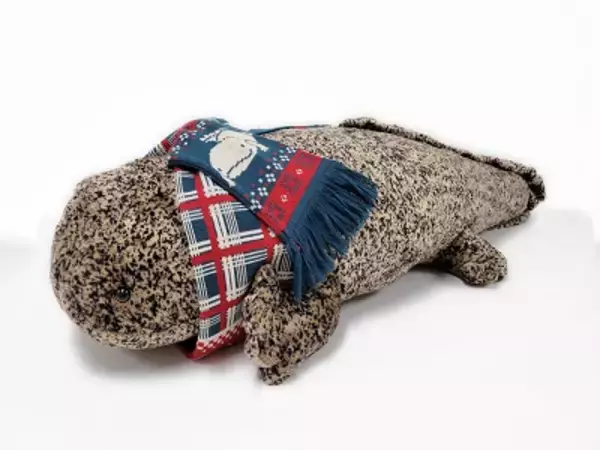 「【京都水族館】西陣織など伝統産業製品と100体のぬいぐるみで作る「オオサンショウウオツリー2022」登場」の画像