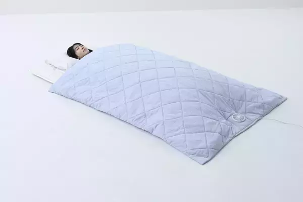 「熱帯夜の寝苦しさ、風力ファンで布団内部から解消！布団内の温度・湿度を下げるファン付掛け布団「夢見ブランケット」発売」の画像