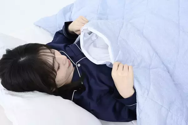 「熱帯夜の寝苦しさ、風力ファンで布団内部から解消！布団内の温度・湿度を下げるファン付掛け布団「夢見ブランケット」発売」の画像