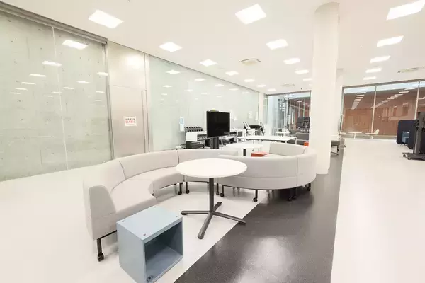 「東京都市大学が世田谷キャンパス図書館のラーニング・コモンズをリニューアル ― 学生とつくる創造的な学びの空間へ」の画像