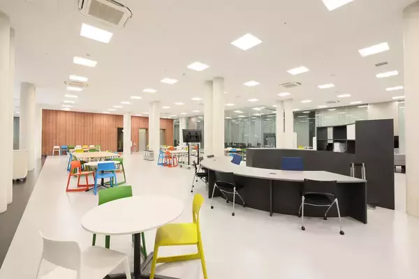 「東京都市大学が世田谷キャンパス図書館のラーニング・コモンズをリニューアル ― 学生とつくる創造的な学びの空間へ」の画像