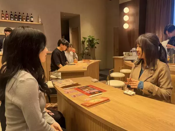 「【跡見学園女子大学】学生企画が「スマドリプロジェクト」との共創企画として実装　表参道で体験型展示「タイムトラベル展」を開催（マネジメント学科・中西哲ゼミ）」の画像