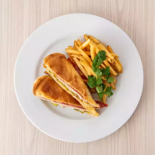 「ニューヨークレストラン「サラベス」「サマーフェア」第1弾 スペシャルメニュー「サニーシトラスパンケーキ」／「キューバサンド」」の画像