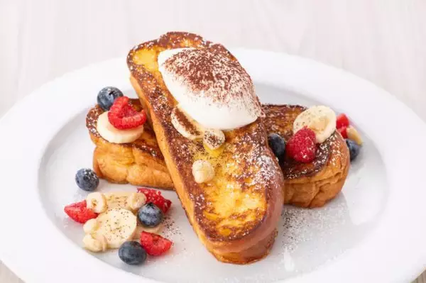 ニューヨークレストラン「サラベス」期間限定スペシャルメニュー「ジャンドゥーヤフレンチトースト」「トリュフ＆チーズスクランブルエッグとベイクドベーコンのサンドウィッチ」