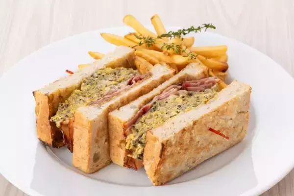 「ニューヨークレストラン「サラベス」期間限定スペシャルメニュー「ジャンドゥーヤフレンチトースト」「トリュフ＆チーズスクランブルエッグとベイクドベーコンのサンドウィッチ」」の画像