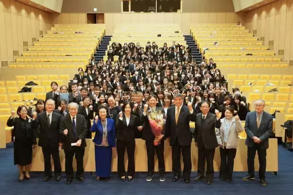 「東京成徳短期大学が開学60周年を迎え、ソウルオリンピック金メダリスト、初代スポ－ツ庁長官の鈴木大地氏による記念講演会を実施。」の画像