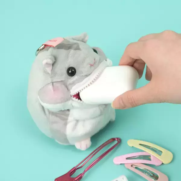 「“ぱくぱく”食べちゃう！？バッグにつけられるアニマルポーチ『ほおばりいず』4月上旬より発売」の画像