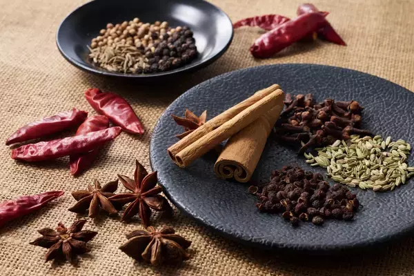 「【しゃぶしゃぶ温野菜：イベントレポート】最旬トレンド！9種の薬膳香る『旨辛 麻辣湯しゃぶ』＆九鬼「芳醇胡麻油」香る『鶏清湯 葱たんしゃぶ』」の画像