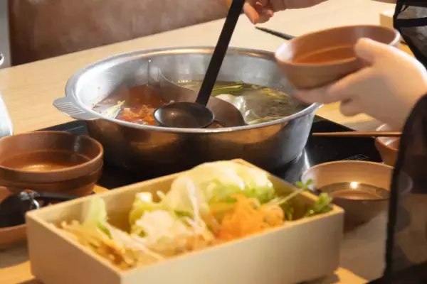 「【しゃぶしゃぶ温野菜：イベントレポート】最旬トレンド！9種の薬膳香る『旨辛 麻辣湯しゃぶ』＆九鬼「芳醇胡麻油」香る『鶏清湯 葱たんしゃぶ』」の画像