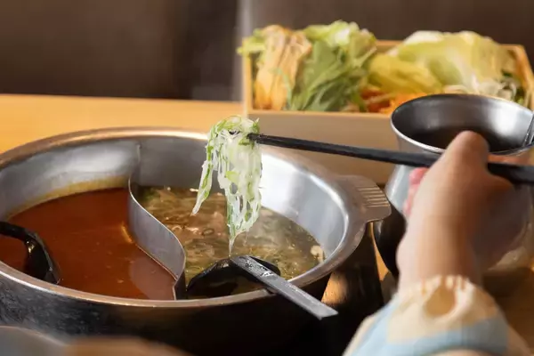 「【しゃぶしゃぶ温野菜：イベントレポート】最旬トレンド！9種の薬膳香る『旨辛 麻辣湯しゃぶ』＆九鬼「芳醇胡麻油」香る『鶏清湯 葱たんしゃぶ』」の画像