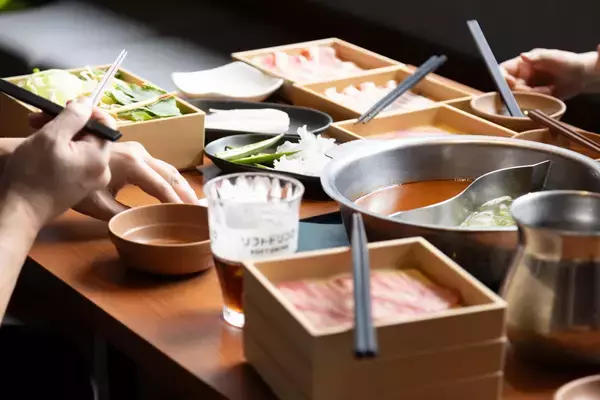 「【しゃぶしゃぶ温野菜：イベントレポート】最旬トレンド！9種の薬膳香る『旨辛 麻辣湯しゃぶ』＆九鬼「芳醇胡麻油」香る『鶏清湯 葱たんしゃぶ』」の画像