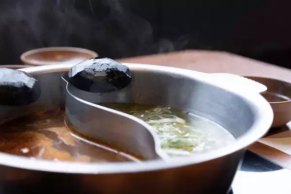 「【しゃぶしゃぶ温野菜：イベントレポート】最旬トレンド！9種の薬膳香る『旨辛 麻辣湯しゃぶ』＆九鬼「芳醇胡麻油」香る『鶏清湯 葱たんしゃぶ』」の画像