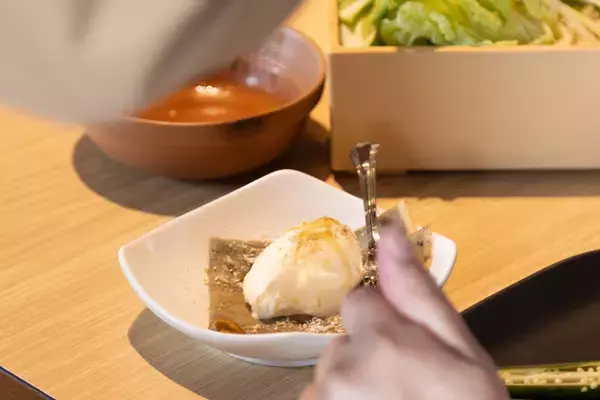 「【しゃぶしゃぶ温野菜：イベントレポート】最旬トレンド！9種の薬膳香る『旨辛 麻辣湯しゃぶ』＆九鬼「芳醇胡麻油」香る『鶏清湯 葱たんしゃぶ』」の画像