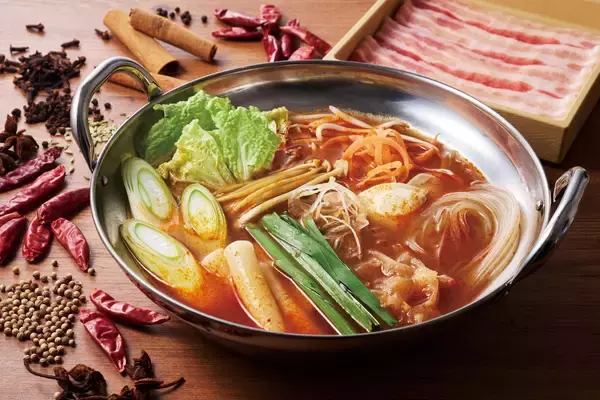 「【しゃぶしゃぶ温野菜：イベントレポート】最旬トレンド！9種の薬膳香る『旨辛 麻辣湯しゃぶ』＆九鬼「芳醇胡麻油」香る『鶏清湯 葱たんしゃぶ』」の画像