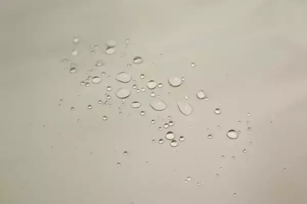 「今春の花粉は平年以上の予測。飛散開始を前に雨や花粉を“滑り落とす” 「花粉ガードコート」をSUIT SQUAREより発売」の画像