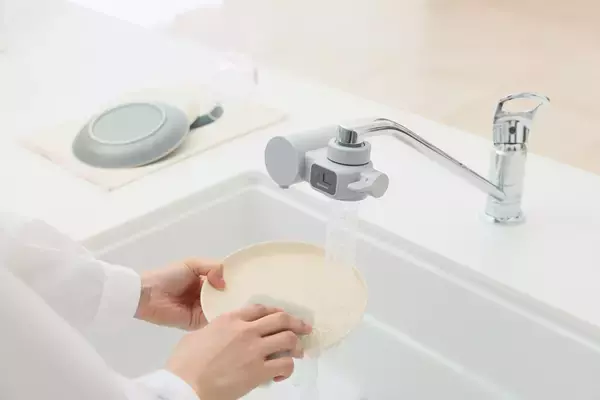 「【11月27日発売】カートリッジ交換目安6ヶ月※1の蛇口直結型浄水器 新モデル「CB096」新登場！　～カートリッジの交換時期をお知らせする液晶搭載モデル～」の画像